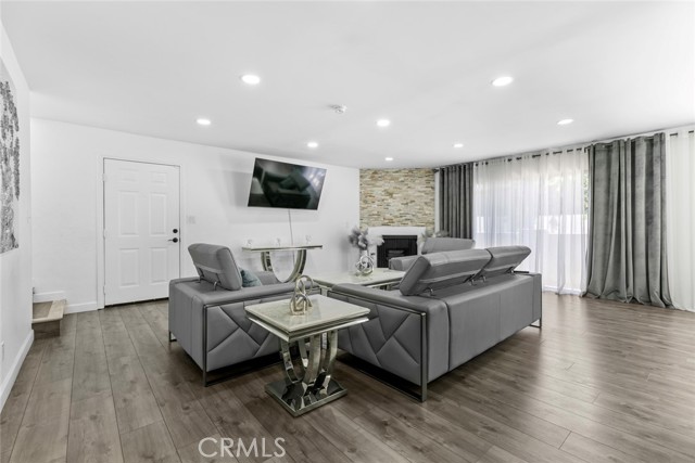 8801 Cedros Avenue, Panorama City CA: https://media.crmls.org/medias/8bd133db-62a7-4643-9833-4c89f61989be.jpg