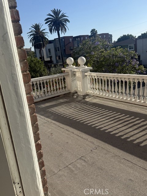 https://media.crmls.org/medias/8bd20b6d-994c-43d5-bf99-54267fbe5327.jpg?preset=X-Large