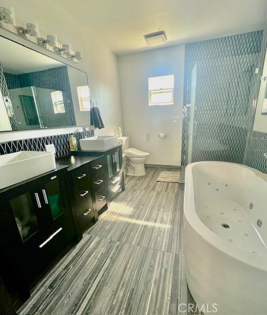 24 Saratoga, Newport Beach CA: https://media.crmls.org/medias/8bd28ffb-1db7-487f-aa0c-3a1b1c8bd958.jpg