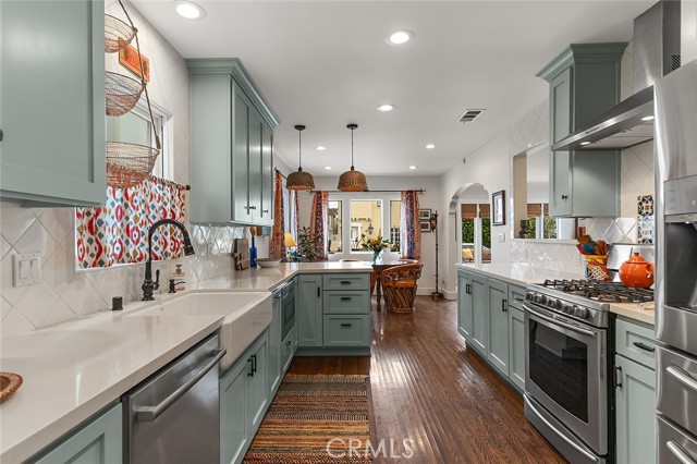 69 Santa Ana Avenue, Long Beach CA: https://media.crmls.org/medias/8bd43a86-608c-418b-9513-a9c76e3e5150.jpg