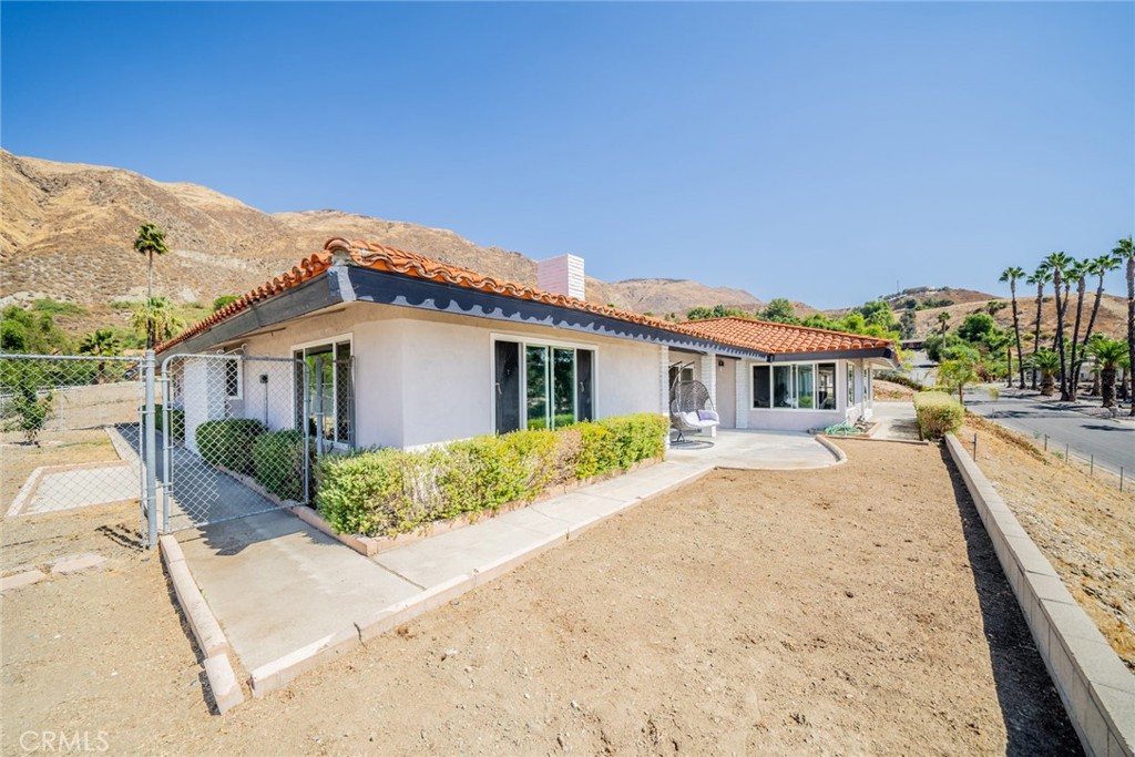 https://media.crmls.org/medias/8bd8368f-3e92-4baf-8924-85a7190b7703.jpg?preset=X-Large