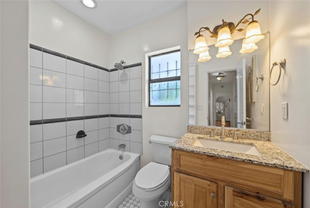 https://media.crmls.org/medias/8bd8da95-a184-44fd-a9eb-7d20ff0056c3.jpg?preset=X-Large