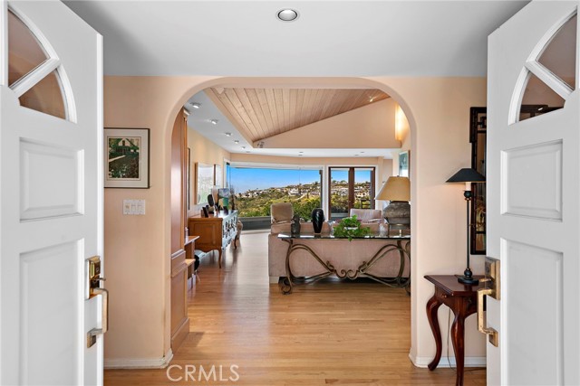 Detail Gallery Image 5 of 22 For 2060 Temple Hills Dr, Laguna Beach,  CA 92651 - 4 Beds | 3 Baths