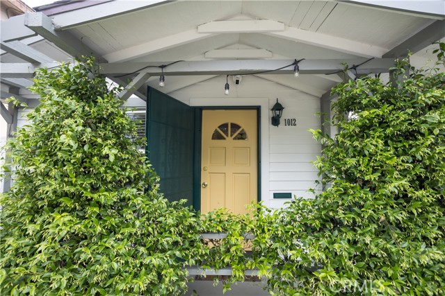 1012 Temple Ave, Long Beach CA: https://media.crmls.org/medias/8bdae58b-890b-4522-b66e-a7979228cf6d.jpg