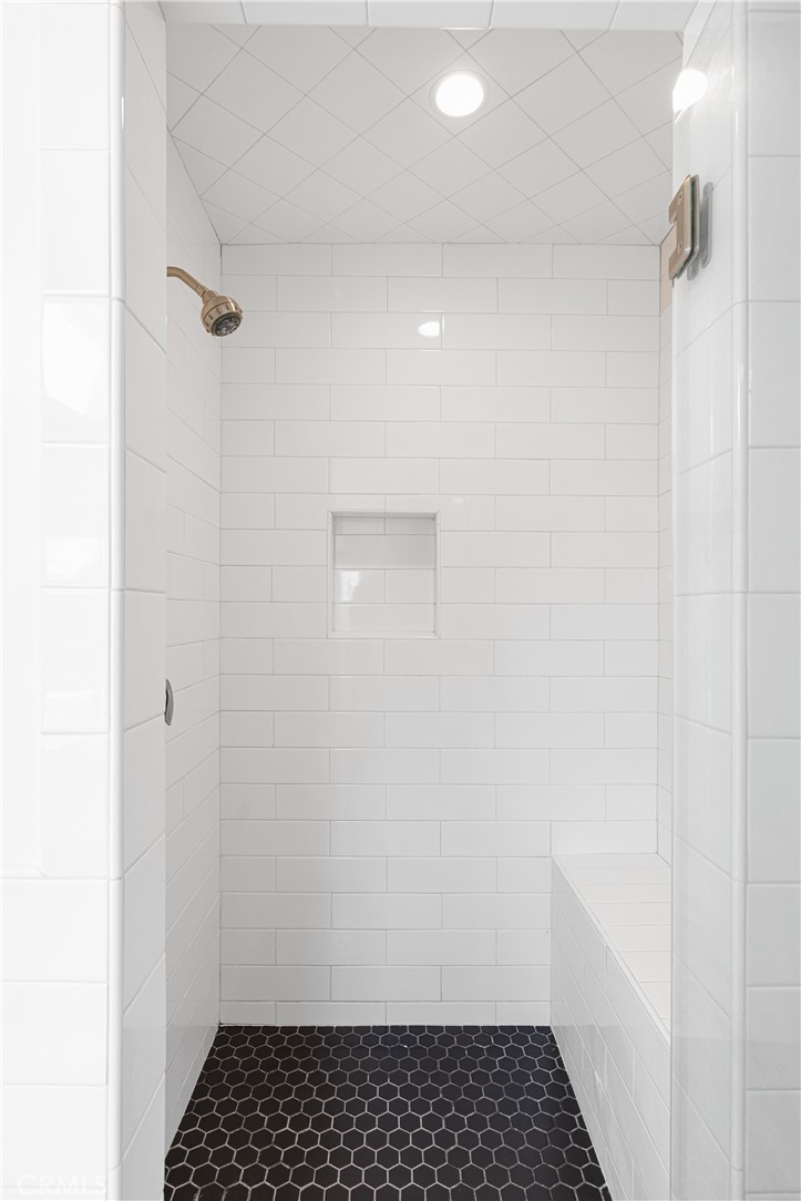 https://media.crmls.org/medias/8bdb85fb-253f-4528-a2d1-d40149b1554c.jpg?preset=X-Large
