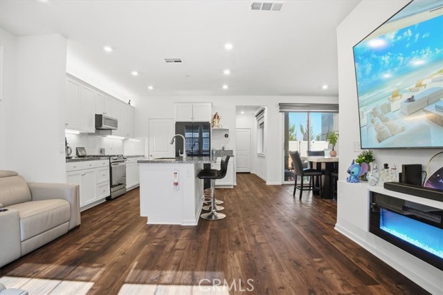 Detail Gallery Image 3 of 38 For 240 Tavern Creek, Palmdale,  CA 93551 - 3 Beds | 3 Baths