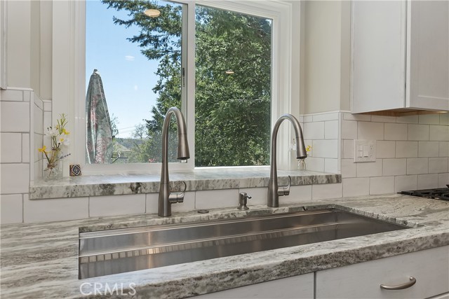 Detail Gallery Image 13 of 54 For 27513 St Bernard Ln, Lake Arrowhead,  CA 92352 - 5 Beds | 3 Baths