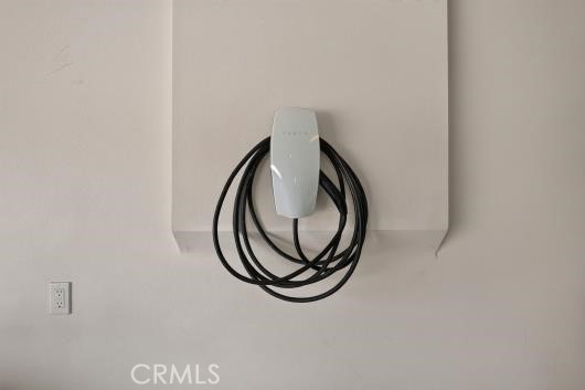 https://media.crmls.org/medias/8bde137d-72dd-4603-bb37-bb4ddf326d1a.jpg?preset=X-Large