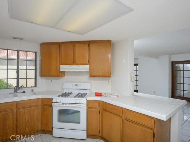 Open and efficient kitchen layout