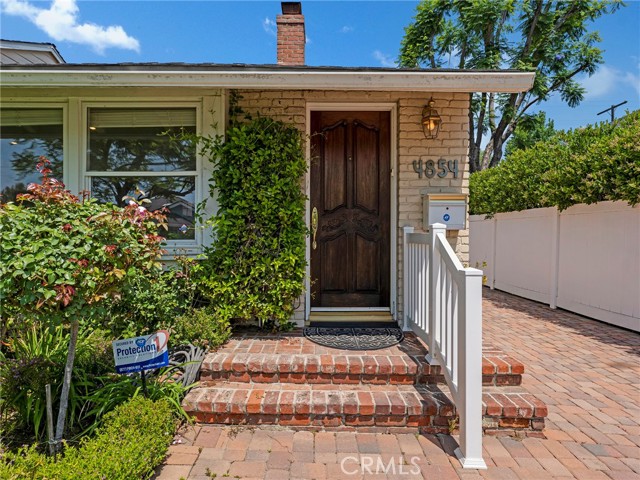 4854 Ranchito Avenue, Sherman Oaks CA: https://media.crmls.org/medias/8be30453-6257-49a0-8cdc-213cfd2e622c.jpg