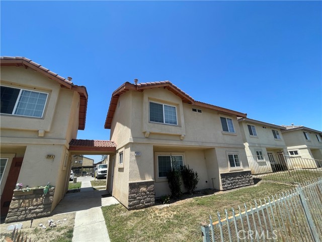 214 N Spruce Avenue, Rialto CA: https://media.crmls.org/medias/8be313d7-2cc3-4f0c-97c2-5d271ae18490.jpg