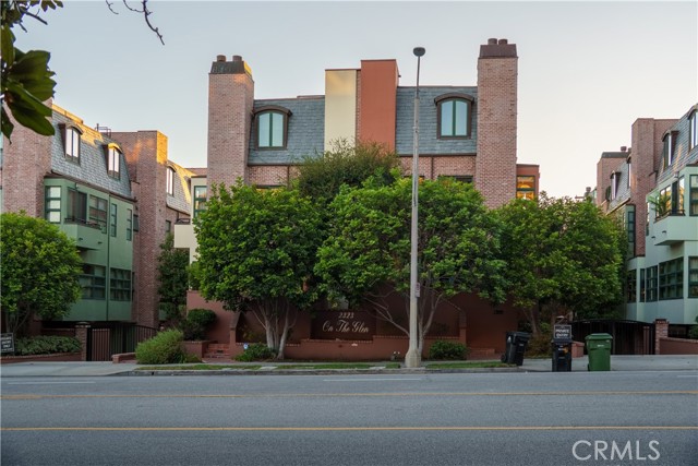 Detail Gallery Image 60 of 73 For 2323 S Beverly Glen Bld #9,  Los Angeles,  CA 90064 - 3 Beds | 5 Baths