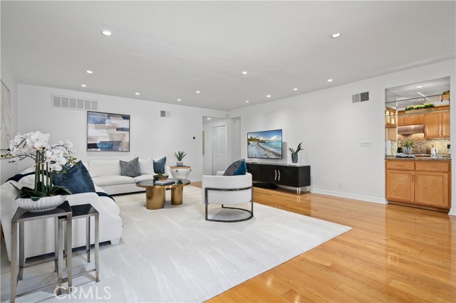 Detail Gallery Image 2 of 50 For 11687 Bellagio #12,  Los Angeles,  CA 90049 - 2 Beds | 2/1 Baths