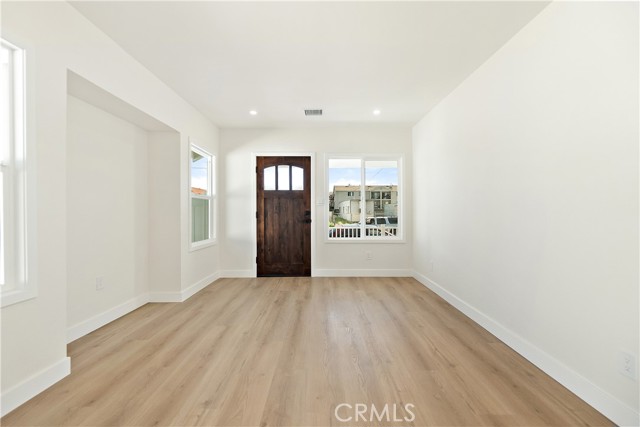 1027 E 10th St, Long Beach CA: https://media.crmls.org/medias/8be9f308-408a-437f-93d3-a4b54685a8a3.jpg