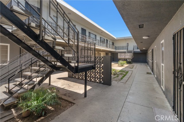1850 Gardenia Avenue, Long Beach CA: https://media.crmls.org/medias/8bf02076-cd81-4e13-b7ea-bd26d275a439.jpg