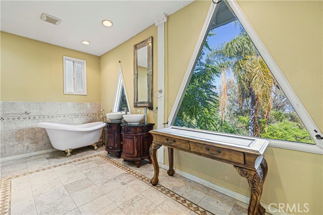 3916 Carnavon Way, Los Angeles CA: https://media.crmls.org/medias/8bf1a603-8c90-4839-9aa4-fb3e55f5c7ca.jpg