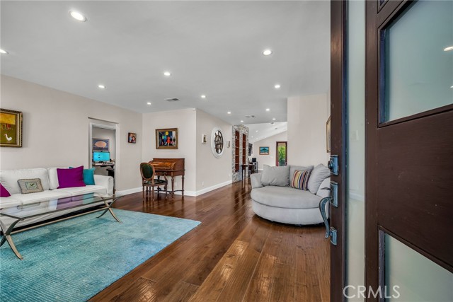 Detail Gallery Image 3 of 34 For 5948 Hesperia Ave, Encino,  CA 91316 - 3 Beds | 2/1 Baths