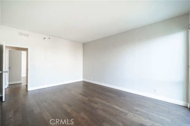 1310 E Ocean Boulevard, Long Beach CA: https://media.crmls.org/medias/8bf328f1-a86b-440e-bbe2-034cf9a702a3.jpg