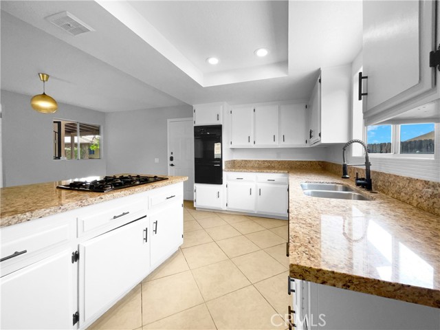 Detail Gallery Image 2 of 19 For 2450 Thata Way, Hemet,  CA 92544 - 3 Beds | 2 Baths