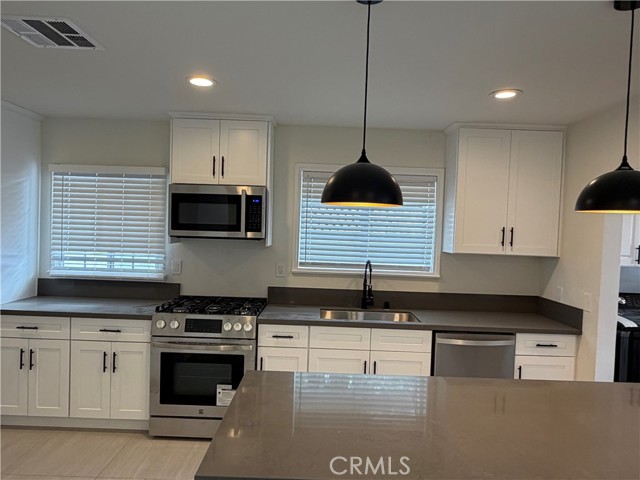 Detail Gallery Image 3 of 30 For 19216 Calvert St, Tarzana,  CA 91335 - 4 Beds | 3 Baths