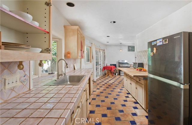 Detail Gallery Image 11 of 19 For 507 W Rustic Rd., Santa Monica,  CA 90402 - 3 Beds | 2/1 Baths