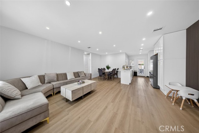 Detail Gallery Image 5 of 33 For 17007 Bassett St, Van Nuys,  CA 91406 - 4 Beds | 2 Baths