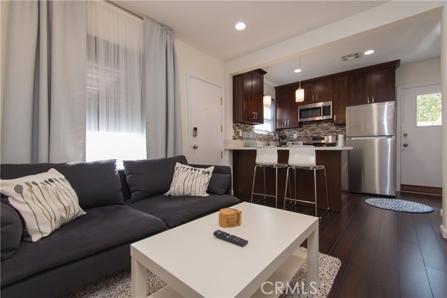 239 W Hillcrest Boulevard, Inglewood CA: https://media.crmls.org/medias/8c00d4a0-0242-491c-ae73-ed1ee03fd646.jpg
