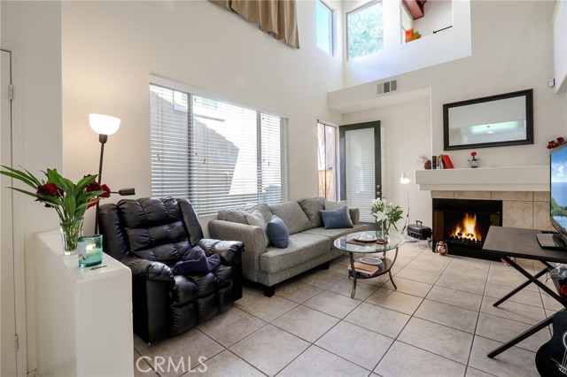 Detail Gallery Image 4 of 39 For 3738 Springmount St, Riverside,  CA 92501 - 3 Beds | 2/1 Baths