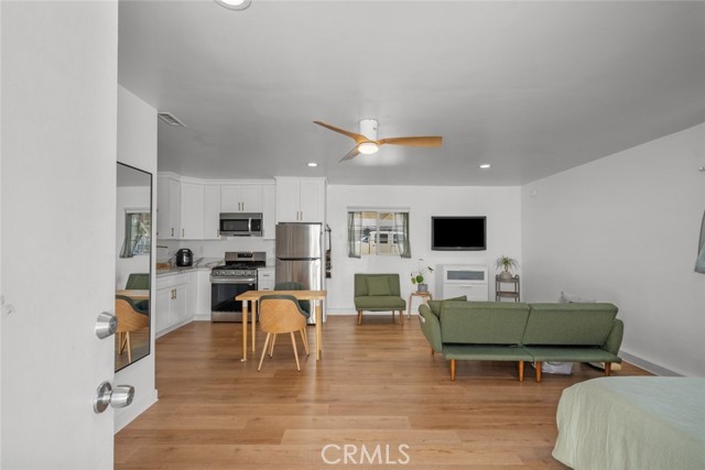 19539 Gault Street, Reseda CA: https://media.crmls.org/medias/8c016499-6ca7-4f18-b9b6-839c92114ec0.jpg