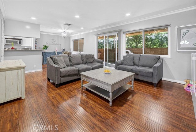 Detail Gallery Image 8 of 31 For 7046 De Celis Pl #7,  Lake Balboa,  CA 91406 - 2 Beds | 2/1 Baths