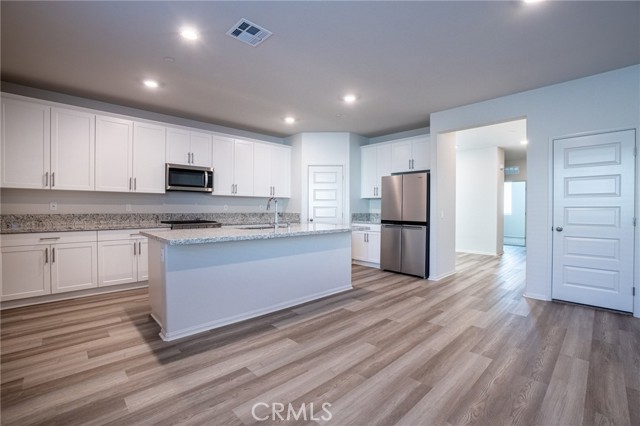 Detail Gallery Image 11 of 22 For 19508 Hanging Rock Rd., Lake Elsinore,  CA 92532 - 3 Beds | 3 Baths