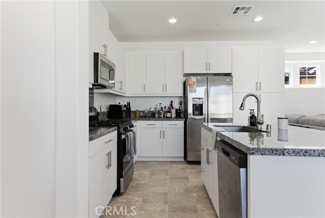 Detail Gallery Image 3 of 45 For 16651 Snowdrop #1,  Fontana,  CA 92336 - 3 Beds | 2 Baths