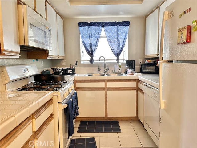Detail Gallery Image 5 of 10 For 44514 15th St #2,  Lancaster,  CA 93535 - 2 Beds | 2 Baths