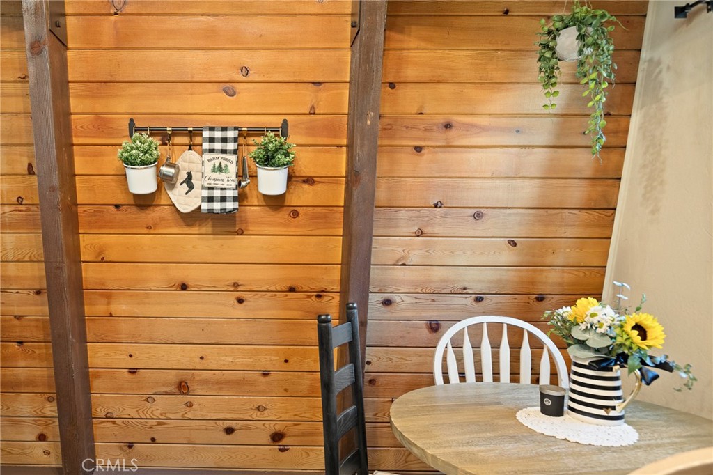 https://media.crmls.org/medias/8c10a75a-4a03-4b82-b976-027bc569e563.jpg?preset=X-Large