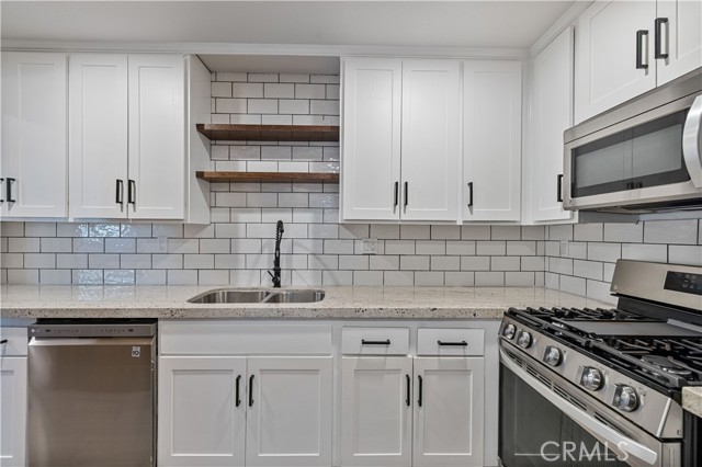 Detail Gallery Image 7 of 27 For 31311 the Old Rd #B,  Castaic,  CA 91384 - 3 Beds | 2/1 Baths