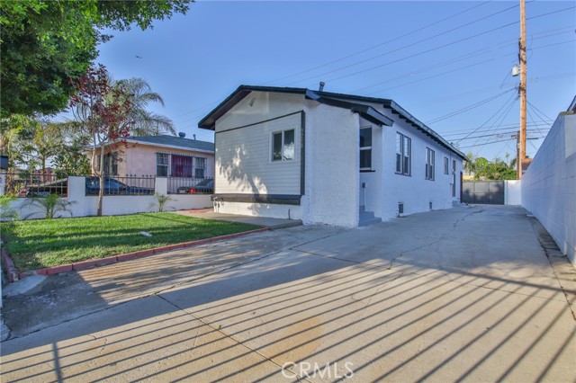 9218 Hooper Avenue, Los Angeles CA: https://media.crmls.org/medias/8c11b5f2-65db-4067-8b0e-df6a4f437c4b.jpg