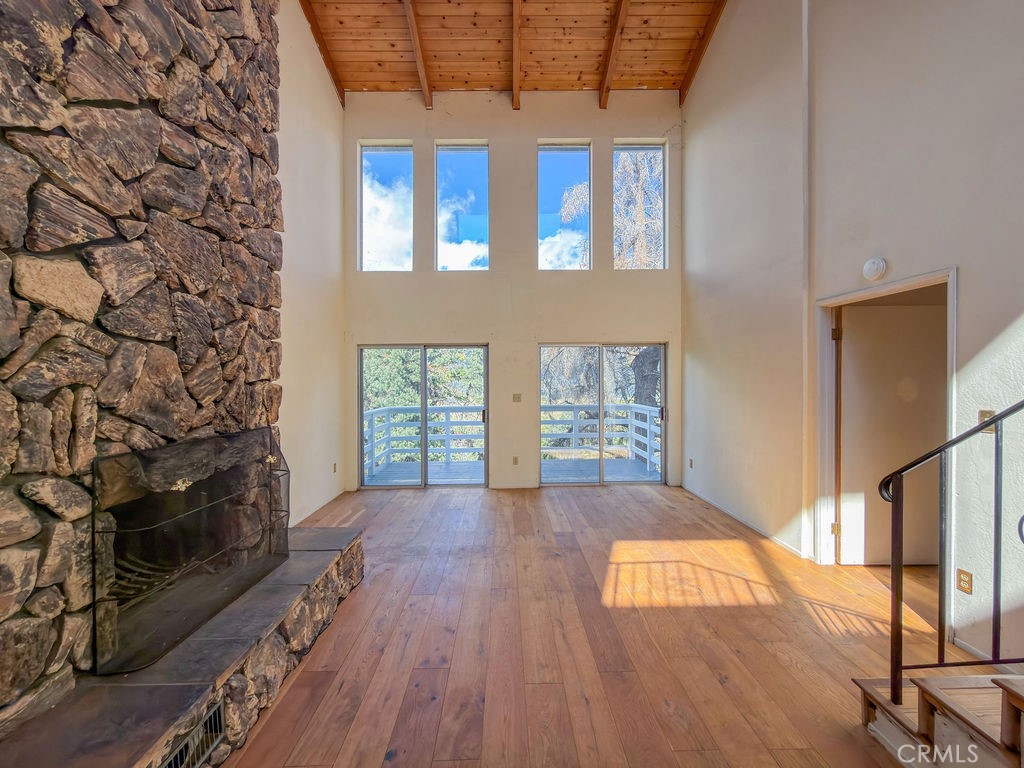 https://media.crmls.org/medias/8c1215b4-4da5-452c-893a-e649af77254c.jpg?preset=X-Large