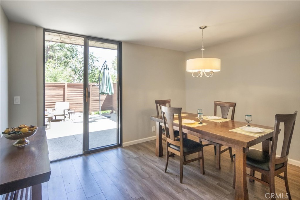 https://media.crmls.org/medias/8c14ec10-4f76-4abb-88f8-7ea5b4dde07e.jpg?preset=X-Large