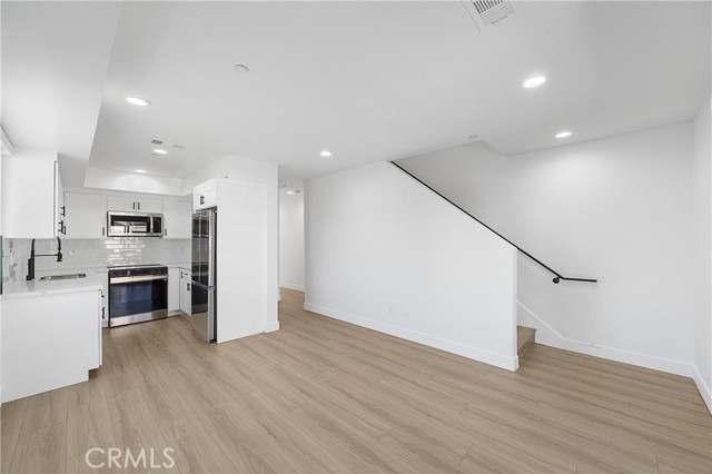 Detail Gallery Image 6 of 17 For 14420 Tiara, Van Nuys,  CA 91401 - 4 Beds | 4 Baths