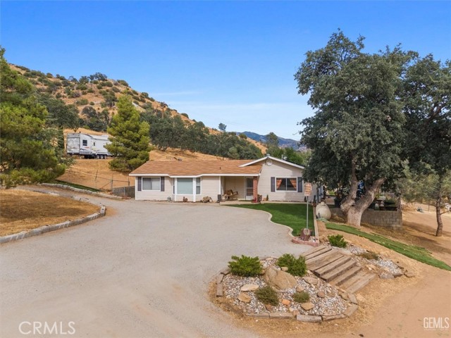 21564 Pine Tree Road, Caliente CA: https://media.crmls.org/medias/8c1af938-49a0-460c-a694-6224998cdecf.jpg