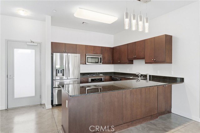 Detail Gallery Image 3 of 30 For 435 W Center Street Promenade, Anaheim,  CA 92805 - 2 Beds | 2 Baths