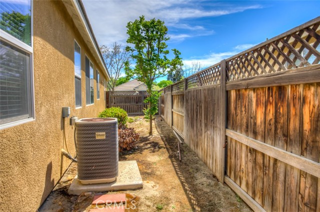 Detail Gallery Image 33 of 44 For 331 Hollyhill Dr, Bakersfield,  CA 93312 - 3 Beds | 2 Baths