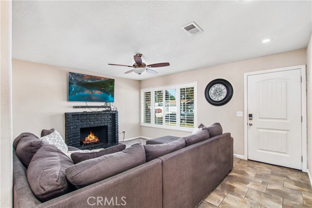 Detail Gallery Image 4 of 38 For 844 W Francis St, Corona,  CA 92882 - 4 Beds | 2 Baths