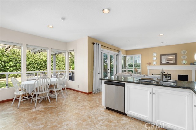 61 Summitcrest, Rancho Santa Margarita CA: https://media.crmls.org/medias/8c1e0e38-2a7b-42b2-9075-fdfbaa6e4dd8.jpg