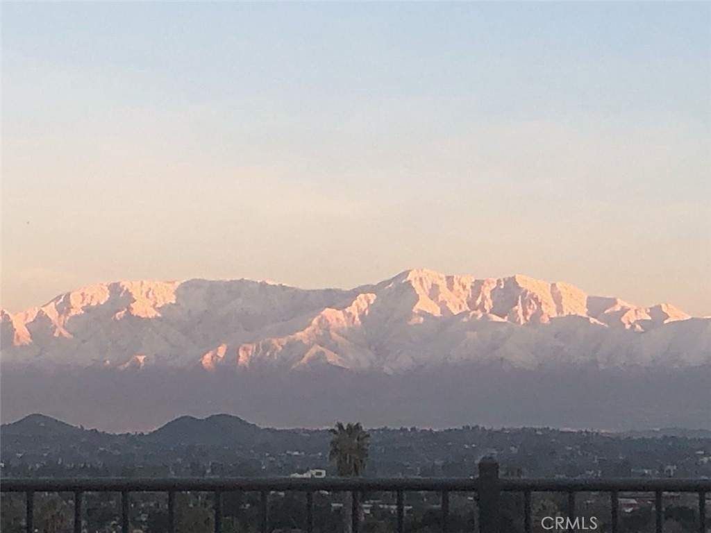 https://media.crmls.org/medias/8c1e4e1d-3de8-4ebf-bc15-b47e89912520.jpg?preset=X-Large