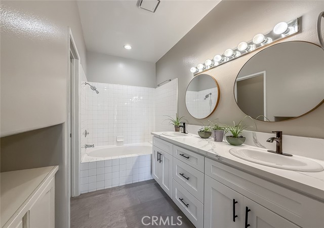 4766 Taranto Way, Oak Park CA: https://media.crmls.org/medias/8c1f47ee-9866-4ba0-b2fa-7a40909bc0d8.jpg