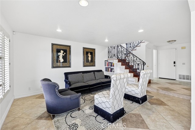 Detail Gallery Image 2 of 18 For 6800 Cedarbark Ct, Oak Park,  CA 91377 - 3 Beds | 2/1 Baths