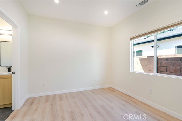 Detail Gallery Image 11 of 15 For 11937 1/2 Burton, North Hollywood,  CA 91605 - 2 Beds | 2 Baths