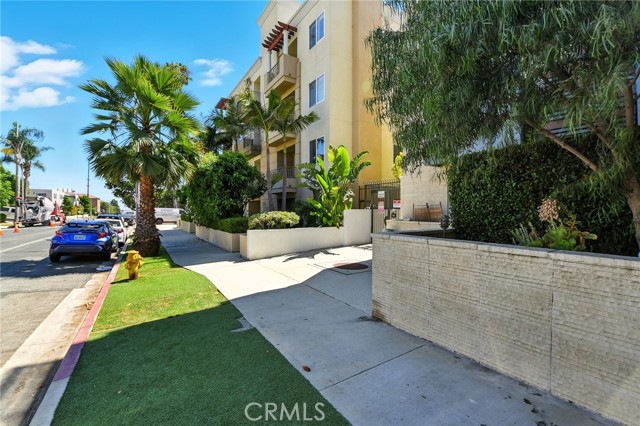 1241 S Westgate Avenue, Los Angeles CA: https://media.crmls.org/medias/8c27c123-2bed-400b-a81c-6cd2848cb50a.jpg