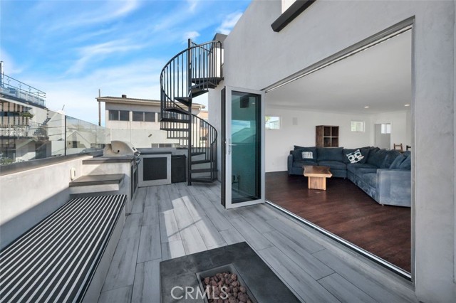 Detail Gallery Image 12 of 37 For 225 33rd, Hermosa Beach,  CA 90254 - 5 Beds | 5 Baths